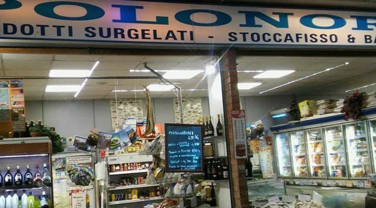 Il negozio di surgelati Polo Nord a Sanremo sarà costretto a chiudere: «Prima le bollette sono passate da 2.800 a 8.000 euro. Poi ci hanno chiesto una fideiussione bancaria da 27.000 euro entro 10 giorni a garanzia»