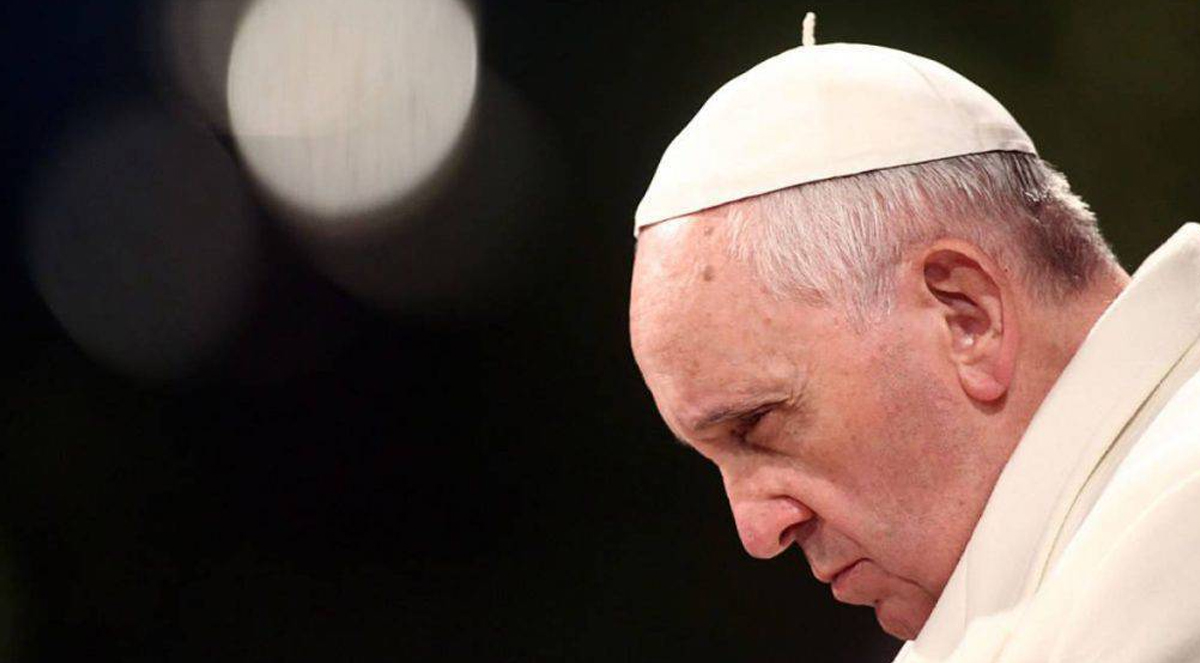 Papa Francesco dice che «la pedofilia nella Chiesa è mostruosità». Poi mette a confronto gli abusi sessuali nella Chiesa e nelle famiglie per sostenere che non c’entra il celibato dei sacerdoti