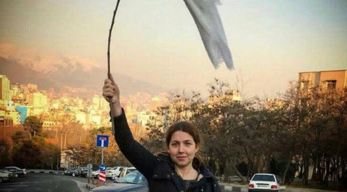 MAGDI CRISTIANO ALLAM: “La battaglia delle donne iraniane contro il velo prescritto da Allah, conferma l’incompatibilità dell’islam con la libertà”