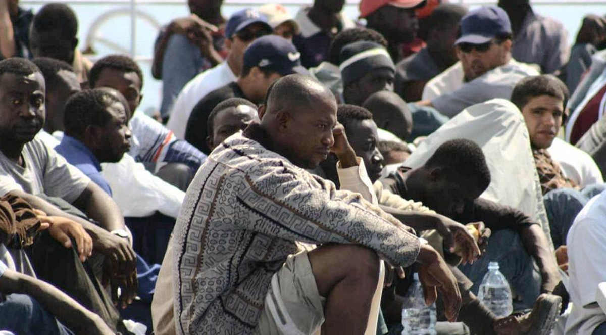 ANSA: “Scontro tra Italia e Francia che accoglie 234 “migranti” non autorizzati a sbarcare a Catania, ma sospende l’accoglienza di altri 3.500 e blinda i confini con 500 agenti”