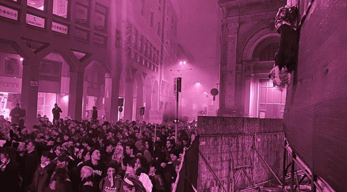 ADNKRONOS: “A Bologna un “collettivo” di donne pro-aborto, occupazione case e rave-party ha sfilato e appeso un manichino di Giorgia Meloni impiccato a testa in giù”