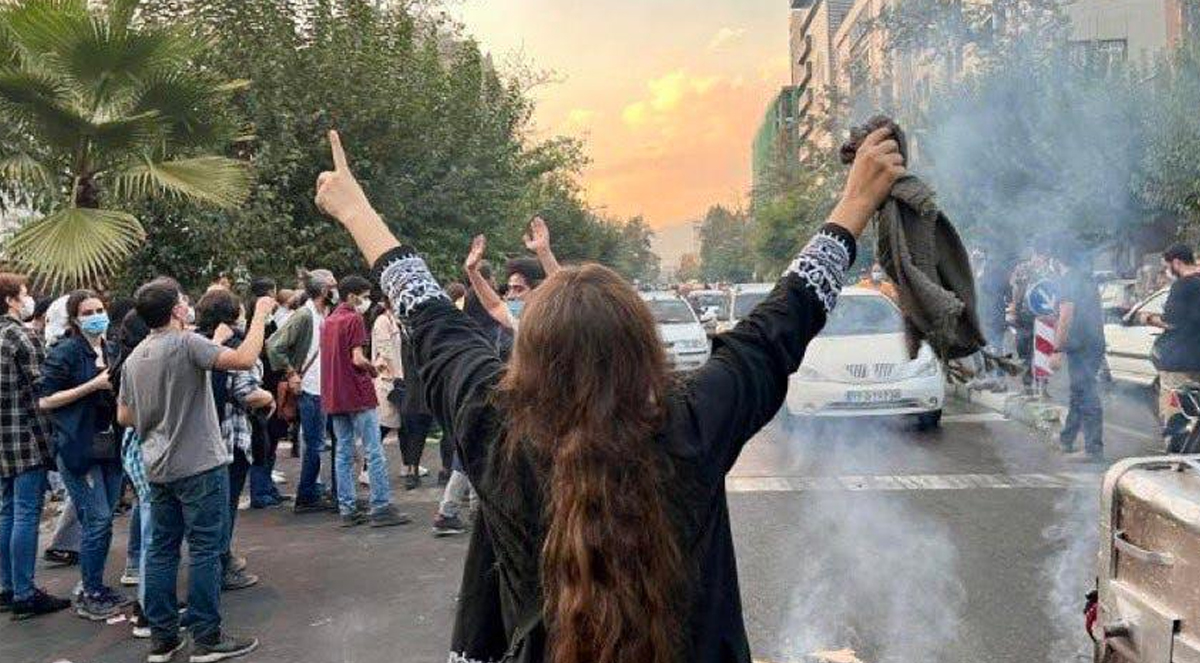 LORENZO FORLANI: “In Iran le manifestazioni contro il regime teocratico islamico passano dalle donne che bruciano in piazza il velo agli scontri armati contro le forze dell’ordine”