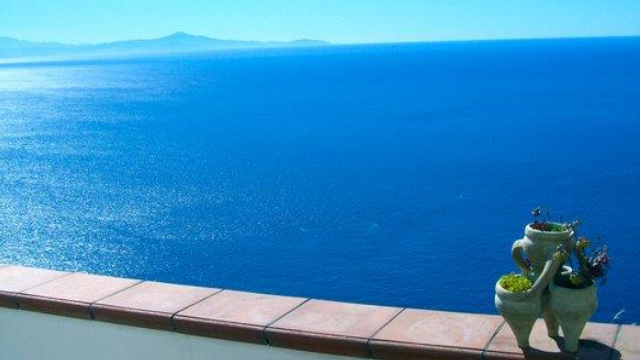 LA POESIA DI GIORGIO BONGIORNO: “Balcone ad Amalfi”