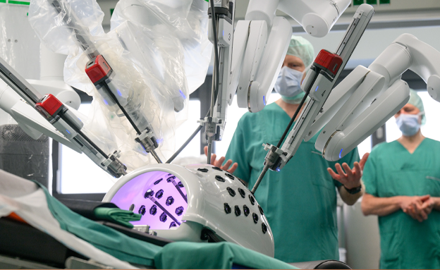 SEGRE: “Un dispositivo robotico avrebbe bruciato l’intestino tenue di una donna durante un intervento chirurgico”